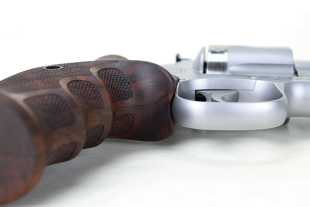 A wide surface on the grip underside behind the trigger guard provides exceptional comfort, especially when shooting heavy magnum loads.